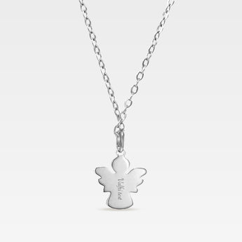Silverhalsband med ängelberlock i rostfritt stål och gravyr mot vit bakgrund.