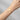 Armband med gravyr. Gravyr på rund guldpläterad bricka på kvinnlig arm