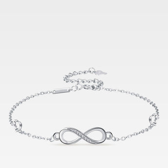 Silverarmband med infinitysymbol och infattade zirkoniastenar i äkta 925 sterling silver.