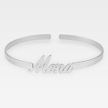 Armband i öppen design med namnet "Mona" i skrivstil gravyr