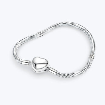 Berlockarmband med hjärtformad lås tillverkad i sterling silver.