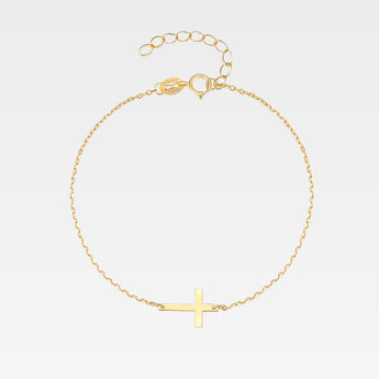 Armband med kors i guldpläterat sterling silver på vit bakgrund