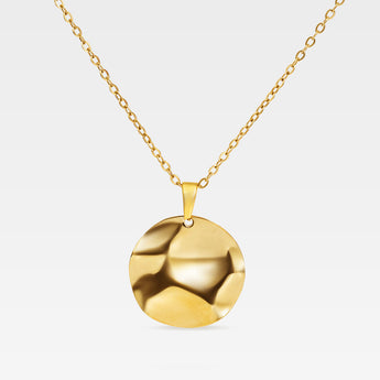 Halsband i guldpläterat rostfritt stål med rund hamrad hängberlock – modern och minimalistisk design.