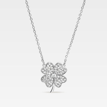 Silverfärgat halsband med fyrklöver dekorerad med cubic zirconia – tillverkat i rostfritt stål, symbol för tur och hopp.