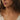 Kvinna bär ett minimalistiskt infinity halsband i guldpläterat 925 sterling silver