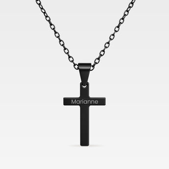 Svart halsband med kors och gravyr.
