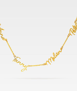 Personligt namnhalsband med fler namn i guldpläterat 925 sterling silver – skrivstil integrerad i kedjan.