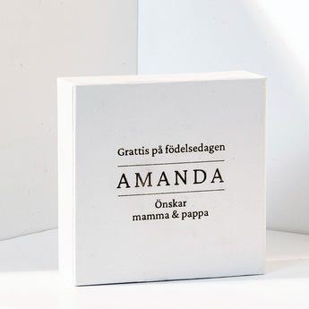 Vit presentask med personlig gravyr för dina smycken.