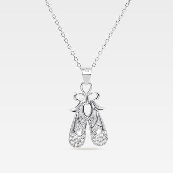 Silverhalsband med hängsmycke i form av ballerina skor dekorerade med kristaller – tillverkat i 925 sterling silver.
