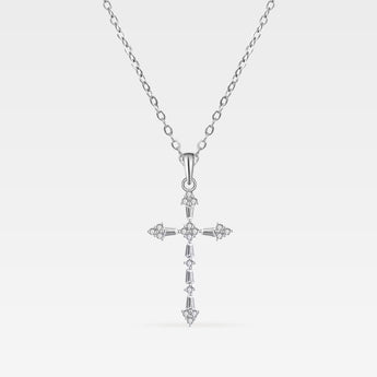 Silverhalsband med kors dekorerat med zirkoniastenar i olika slipformer – tillverkat i 925 sterling silver.