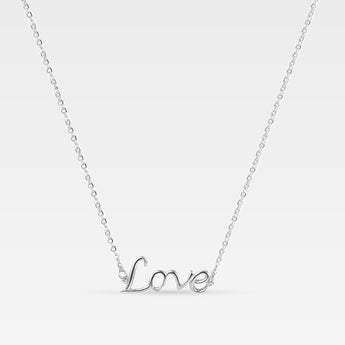 Silverhalsband med ordet "Love" i skrivstil, tillverkat i sterling silver – symbol för kärlek och närhet.