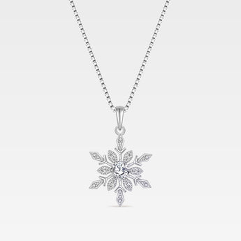 Silverhalsband med snöflingehänge dekorerat med cubic zirconia i detaljrik design.