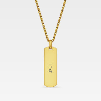 Graverbart halsband i guldpläterat rostfritt stål med rektangulärt tag-hänge och kedja.