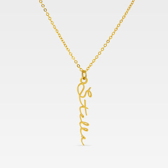 Vertikalt namnhalsband i guld med handskrivet namn "Stella"