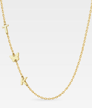 Halsband två initialer och en fjäril i mitten. halsband med guldplätering