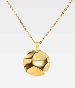 Halsband i guldpläterat rostfritt stål med rund hamrad hängberlock – modern och minimalistisk design.