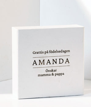 Vit presentask med personlig gravyr för dina smycken.